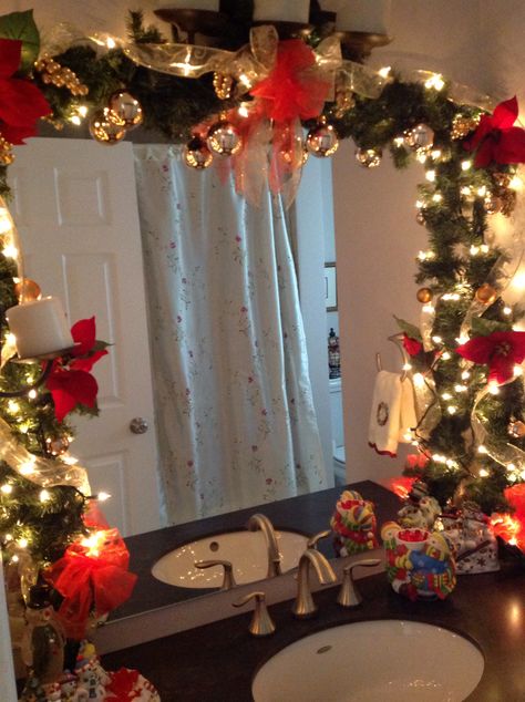 Christmas decorations around bathroom mirror. Hallway Christmas Decorating Ideas Home, Grinch Christmas Decorations Bathroom, Grinch Bathroom Decor, Christmas Mirror Decorations Ideas, Christmas Bathrooms, Christmas Bathroom Ideas, Christmas Hallway Decorations, Grinch Bathroom, Christmas Decor Bathroom