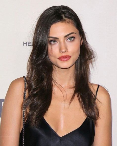 Dark Hair Celebs, Phoebe Tonkin Face Claim, Green Eyed Actresses, Green Eyes Celebrities, Brown Hair Blue Eyes Actress, Green Eyed Celebrities, Brown Haired Celebrities Female, Dark Brown Hair With Green Eyes, Phoebe Tonkin Face