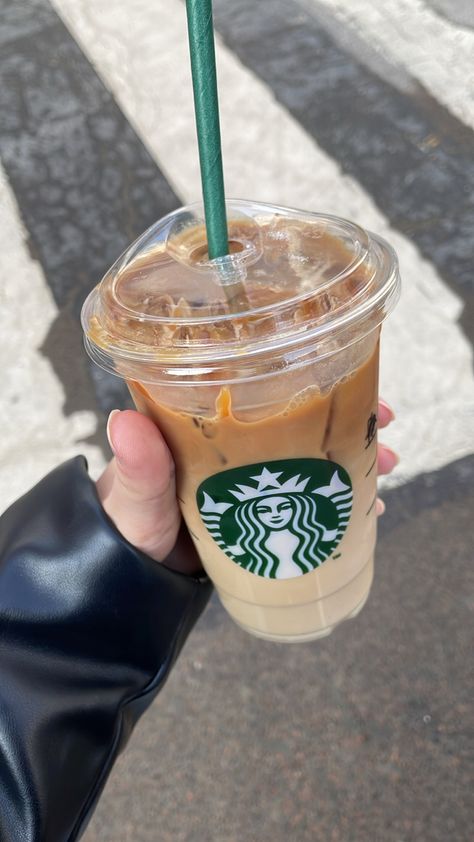 Starbucks Girl, Café Starbucks, Starbucks Aesthetic, Cold Starbucks Drinks, Secret Starbucks Recipes, Iced Starbucks Drinks, How To Order Starbucks, Starbucks Recipes, Iced Latte