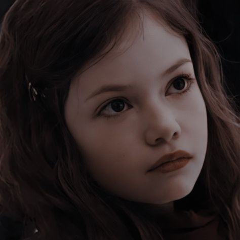 Renesmee Cullen, Twilight Renesmee, Mackenzie Foy, Violet Aesthetic, Good Movies On Netflix, Twilight Book, Vampire Girls, Twilight Movie, Breaking Dawn