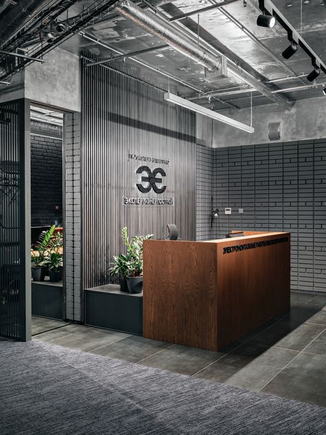 Gallery of Expert Electric Company Offices / Leatelier.business - 8 Industrial Lobby, Industrial Reception Desk, Modern Industrial Office, Industrial Reception, La Mecca, Office Reception Design, Industrial Office Design, Reception Desk Design, Office Design Inspiration