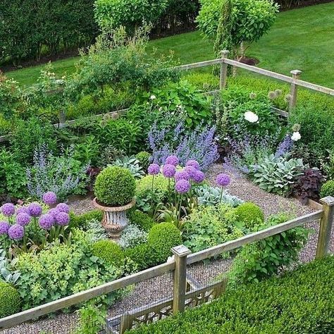 Pocket Garden, French Country Garden Decor, Beautiful Landscaping, Country Garden Decor, Herb Garden Design, Garden Growing, French Country Garden, Potager Garden, Cottage Garden Design