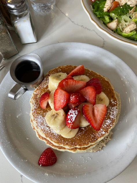 banana strawberry pancakes, food pics inspo, brunch, breakfast, easy healthy recipes Pancakes For Breakfast Aesthetic, Pancake And Strawberries, Strawberry Pancakes Aesthetic, Pancake With Strawberries, Banana Strawberry Pancakes, Healthy Pancakes Aesthetic, Breakfast Ideas Pictures, Making Pancakes Aesthetic, Pancakes Decoration