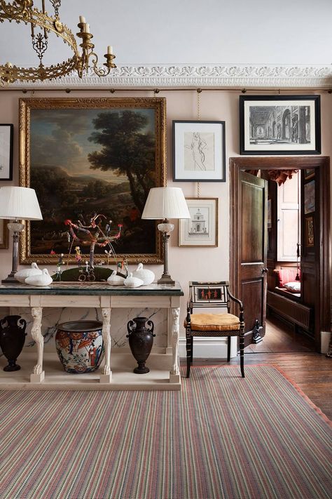 Leading into the family room, the front hall has a chandelier from a local antique shop and a carpet from [link url="https://www.rogeroates.com/"]Roger Oates[/link]. Edward Bulmer, Queen Anne House, English Country House, Design Del Prodotto, Traditional Interior, Chic Home, New Wall, Queen Anne, Country Decor