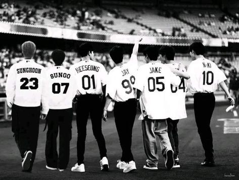 Enhypen Group Photo Laptop Wallpaper, Enhypen Profile Picture Ot7, Enhypen Group Photo Black And White, Black And White Pc Wallpaper, Enhypen Header Twitter, Enhypen Wallpaper Laptop, Photo Album App, Enhypen Group Photo, Cool Kpop Wallpapers