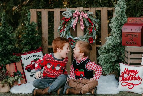 Outdoor Mini Christmas Session, Candyland Christmas Photoshoot, Easy Holiday Photo Backdrop, Christmas Mini Setup Outdoor, Outdoor Christmas Photoshoot Setup Diy, Diy Outdoor Christmas Photoshoot, Kids Christmas Photoshoot Ideas At Home, Christmas Mini Set Up, Outdoor Christmas Mini Sessions Set Up