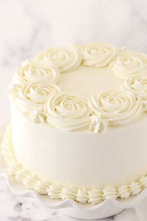 Simple White Cake Decoration, Simple White Cake Design, Wedding Cake One Layer, Cake With Whipped Frosting, White Cake Design, Whipped Buttercream Frosting, White Layer Cake, Icing Cake Design, Vanilla Layer Cake