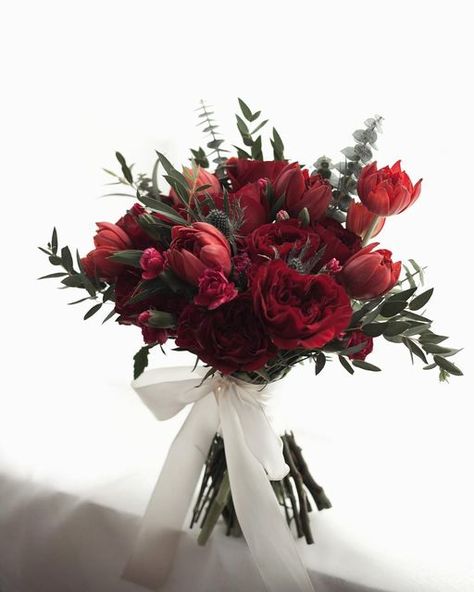 Handbouquet Wedding Rustic, Rustic Rose Bouquet, Red Flowers Bouquet Wedding, Maroon Bouquet Wedding, Bouquet Of Flowers Wedding Red, Red Flower Wedding Bouquet, Red Bridal Flowers, Red Boquetes Of Flowers Wedding, Simple Red Bouquet