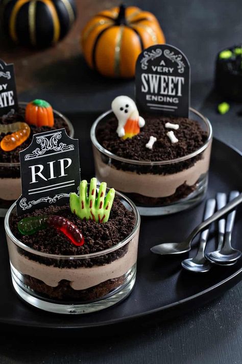 Brownie Dirt Pudding cups are a delicious Halloween dessert! Simple to make and spooktacular to eat! Dirt Pudding Cups, Delicious Halloween Desserts, Halloween Torte, Spooky Halloween Desserts, Dirt Pudding, Halloween Deserts, Dessert Halloween, Postres Halloween, Dekorasi Halloween