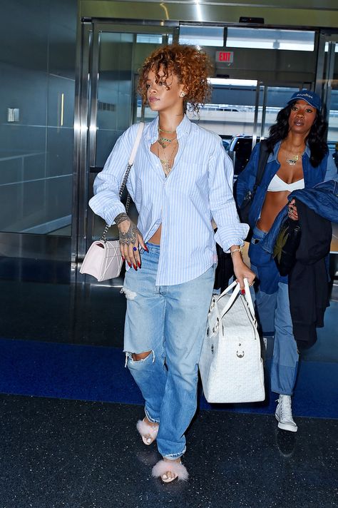 Rihanna - Photos Rihanna Airport, Rihanna 2015, Rihanna Casual, Family Plaid, Rihanna Street Style, Looks Rihanna, Rihanna Outfits, Rihanna Looks, Looks Jeans