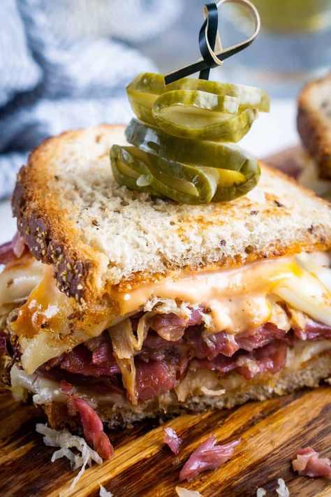 Reuben Sauce, Classic Reuben Sandwich, Reuben Sandwich Recipe, Homemade Corned Beef, Corned Beef Sandwich, Easy Sandwich Recipes, Russian Dressing, Reuben Sandwich, Gourmet Sandwiches