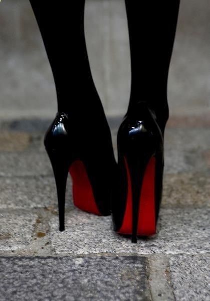 dark red stilletos | Black High Heels with Red Soles | Inspiration by Color How To Have Style, Detail Couture, Crown Drawing, Hak Tinggi, Rich Clothes, Mode Shoes, Heels Aesthetic, Peggy Carter, Cheap Michael Kors