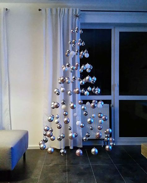 Levitating Christmas Tree   (https://www.handimania.com/diy/floating-christmas-tree.html) Invisible Christmas Tree, Alternative Christmas, Alternative Christmas Tree, Creative Christmas Trees, A White Christmas, Easy Christmas Decorations, Unique Christmas Trees, Easy Christmas Crafts, Silver Christmas