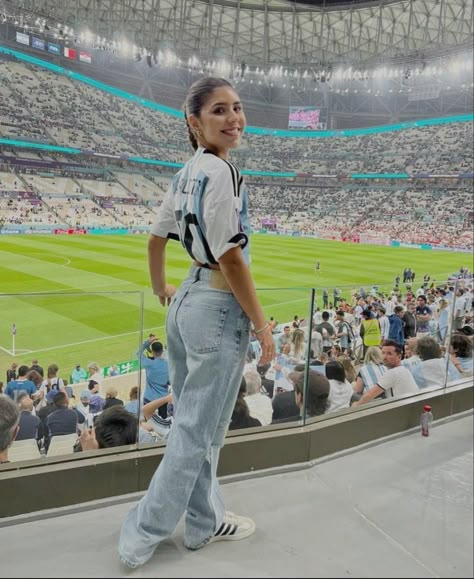 Wag Outfits Soccer, Football Match Outfit Women, Soccer Match Outfit Woman, Soccer Girlfriend Outfits, Football Match Outfit, Stadium Outfit Women, Argentina Jersey Outfit, Stadion Outfit, Football Girlfriend Outfits