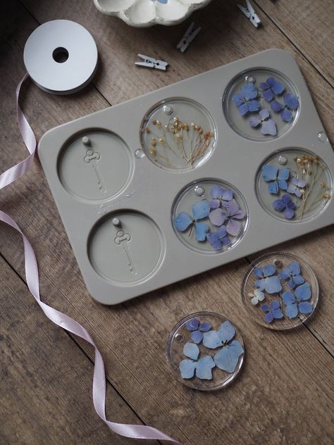 Dry Flower Decoration Ideas, Pressed Flower Art Resin, Resin Flower Ornaments, Dried Flowers Christmas Ornament, Diy Pressed Flower Ornament, Dried Flowers And Resin Ideas, Dried Flower Ornaments Diy, Dried Flower Jewelry Diy, Pressed Flower Christmas Ornaments