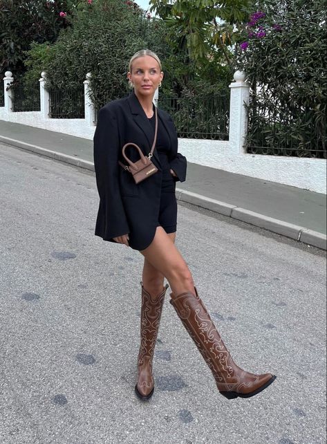 Cowboy Boots Outfit Fall, Traje Cowgirl, Western Boot Outfit, Black Cowboy Boots Outfit, Western Boots Outfit, Cowboy Boot Outfits, Cowgirl Boots Outfit, Botas Western, Fall Boots Outfit