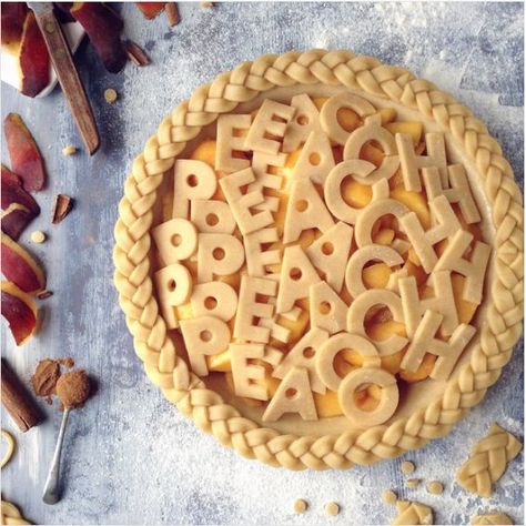 decorative pie crusts: peach pie with letter cut outs and braided edge Pretty Pie Crust, Fancy Pie Crust, Pie Crust Art, Crust Designs, Decorative Pie Crust, Pie Designs, Pie Crust Designs, Pie Decoration, Pies Art