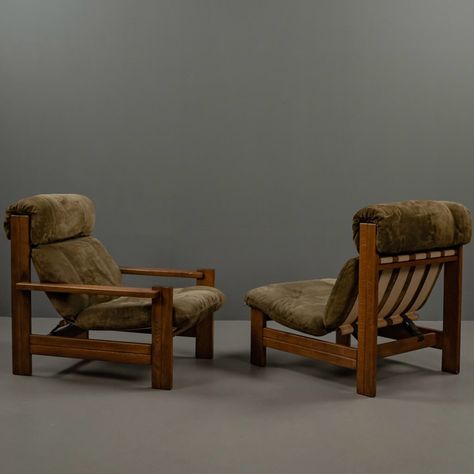 PAIR OF 6 OLIVE GREEN LOUNGE CHAIRS, IN OAK AND LEATHER 1960S. Geometric design embodies a distinct brutalist, rustic character with a unique distinction and elegance. Frame made of oak with a construction of clearly defined horizontal and vertical lines, the seat cushions are over linen tabs and Leather buckles complete the frame. A well thought-out construction, with its very own signature in terms of material selection, proportions and details. An armchair is equipped with wide armrests,... Green Lounge, Backyard Office, Leather Buckle, Dinner Table, Geometric Design, Seat Cushions, Lounge Chair, Cushions, Design