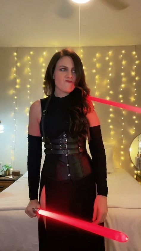 Sith Costume Diy, Diy Sith Costume Female, Sith Costume Female, Kylo Ren Costume Women, Sith Outfit Female, Female Star Wars Costumes, Jedi Costume Female, Female Sith Cosplay, Sith Lord Costume