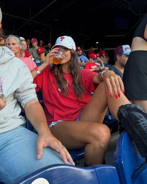 just me watching my brother live out his childhood dream of playing in the majors :’) @_westonwilson hit a home run his very first at bat… | Instagram Celebrity Sports Game Outfit, Chilly Baseball Game Outfit, Baseball Outfit Aesthetic, Baseball Game Photo Ideas, Baseball Game Outfit Women Summer, Boston Outfits Summer, Sports Game Outfit, Baseball Fits, Texas Vibes