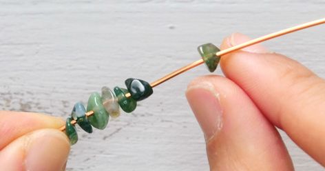 How to make gemstone chip earrings with copper wire Chip Beads Ideas, Gemstone Chip Jewelry Ideas, Bead Chips Jewelry, Chip Bead Jewelry Diy, Gemstone Chip Earrings, Gemstone Chip Jewelry, Diy Gemstone Earrings, Gemstone Chips Jewelry, Chip Bead Jewelry