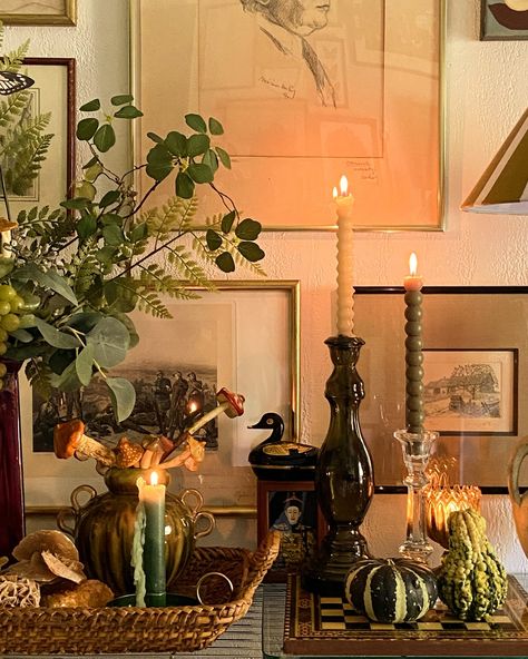 What I love about autumn is that candlelight becomes a true ally in creating a cozy atmosphere and highlighting the eclectic elements of our interiors. This soft light. This soothing glow. May these little vignettes bring you warmth on this Sunday🕯️✨ . . . Gallery Wall | Art gallery wall | Thrifted home | Vintage home style | Modern vintage | Eclectic decor | Maximalist interior | Maximalist style | Eclectic style | Modern Cottage | Cottage style | Cozy home | Cozy interior | Colorful home... Earthy Eclectic Interior Design, Fall Decor Maximalist, Eclectic Home Aesthetic, Minimal Maximalism Decor, Thrift House Decor, Vintage Eclectic Home Decor Ideas, Eclectic Grandma Decor, Modern Vintage Apartment Decor, Vintage Modern Home Decor