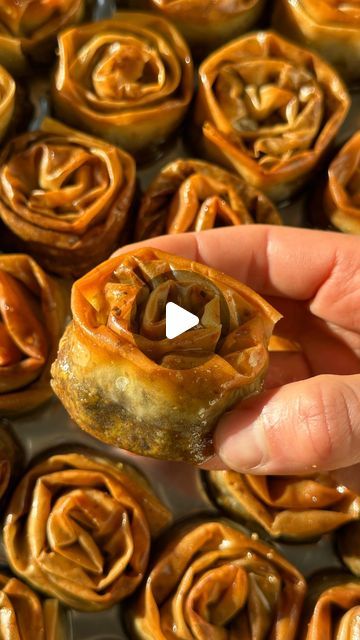 Ma’ayan | vegan, healthy & gluten free recipes on Instagram: "PISTACHIO BAKLAVA ROSES🌹   For the full recipe head to itsvegansis.com - link in bio!  If you’re craving baklava that’s not only easy to make but also vegan and that tastes better than any store bought baklava- you’re in the right place! These homemade Pistachio Baklava Roses are going to elevate your dessert game!!!  Whether you’re celebrating Ramadan or simply looking for a sweet treat, this baklava is the one for you. I promise, you’re going to absolutely LOVE IT!  Happy baking xx  . . . . . . #baklava #pistachio #pastry" Rice Paper Baklava, Baklava Roses, Rose Baklava, Baklava Aesthetic, Turkish Baklava Recipe, Pistachio Baklava Recipe, Easy Baklava Recipe, Baklava Pistachio, Pistachio Pastry