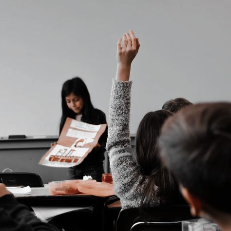 High School Students Aesthetic, Classroom Photoshoot Aesthetic, Elementary School Photography, Teacher Aesthetic Female Classroom, Dream Job Aesthetic Teacher, Pedagogy Aesthetic, Teacher Life Aesthetic, Maestra Aesthetic, Highschool Aesthetic Classroom