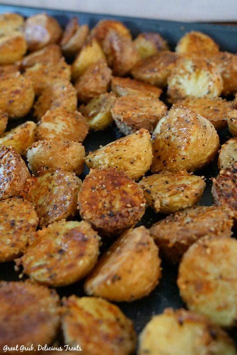 Mini Parmesan Baked Potatoes are crispy, baked and delicious mini potatoes. Miniature Potatoes Recipe, Baby Dutch Yellow Potatoes Recipes Oven, Baking Mini Potatoes In Oven, Tiny Yellow Potatoes, Small Patotoes Recipes, What To Make With Small Potatoes, Parmesan Baked Potatoes Halves, Baker Potatoes Oven Baked, Recipes For Tiny Potatoes