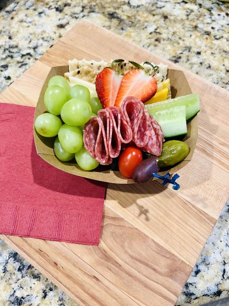 Individual Charcuterie Trays, Charcuterie Bowl Ideas, Charcuterie Bowls Individual, Charcuterie Boats Ideas, Individual Charcuterie Plates, Individual Charcuterie Board Ideas, Charcuterie Boats, Charcuterie Bowls, Charcuterie Lunch