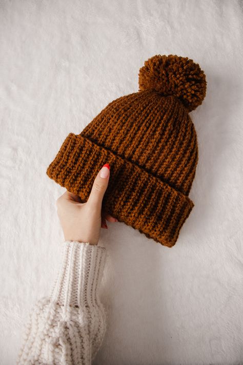 Crochet Pom Beanie, Toque Pattern Crochet, Knot Hat Pattern, Pom Pom For Crochet Hat, Crochet Pompom Hat, Easy Winter Hat Crochet Pattern, Knit Look Crochet Hat, Crochet Hat With Pom Pom, Crochet Toque Pattern