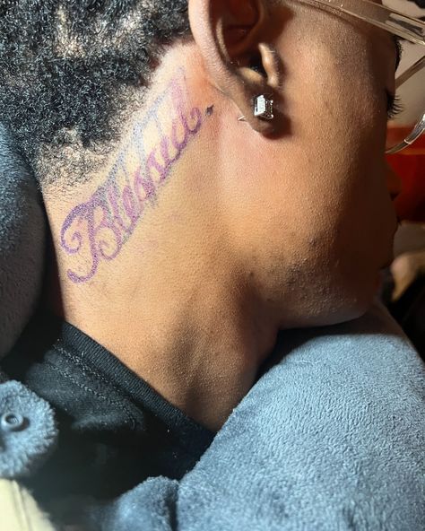 Day 91🥀 Ask abt me💪🏾 Freehand letters behind the ear⭐️ Dm for tattoos😘 Follow for my tattoo journey @lifewitcrae #explore #atl #tattoo #tattoojourney #tattooartist #atltattooartist #atltattoos #tattooideas #tattooideas Sideburn Tattoos Men, Behind Ear Tattoo Men Design, Behind The Ear Tattoo Men, Name Tattoos Men, Letter Behind Ear Tattoo, Tattoo Behind Ear Men, Ear Tattoo Men, Atl Tattoo, Behind Ear Tattoo Men