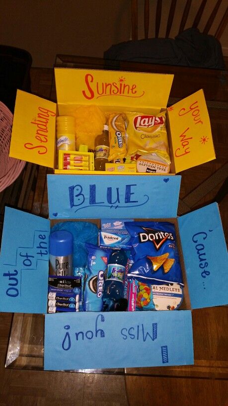 Care package for sisters at college! (School colors ) Diy Christmas Gifts For Sisters, Diy Christmas Gifts For Boyfriend, Christmas Packages, Gifts For Sisters, Boyfriend Gift Basket, Bff Birthday Gift, Christmas Gifts For Sister, Friends Diy