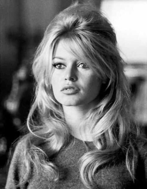 Bardot 1960s-hair! So much volume, love this bouffant look #VintageGlam 1960s Style Icons, 50s Hairstyles Bangs, 40s Bangs, Peggy Core, Brigitte Bardot Hair, Bardot Bangs, Klasik Hollywood, Bardot Hair, Bang Hairstyles