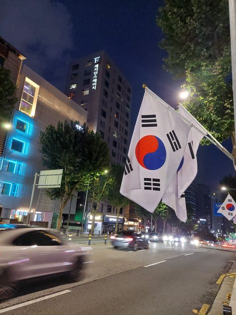 Korea Flag Aesthetic, Korean Flag Wallpaper, Seoul National University Wallpaper, Dream Korea, Korean Photobooth, Zepeto Background Aesthetic House, Seoul Wallpaper, Algeria Flag, Seoul Street