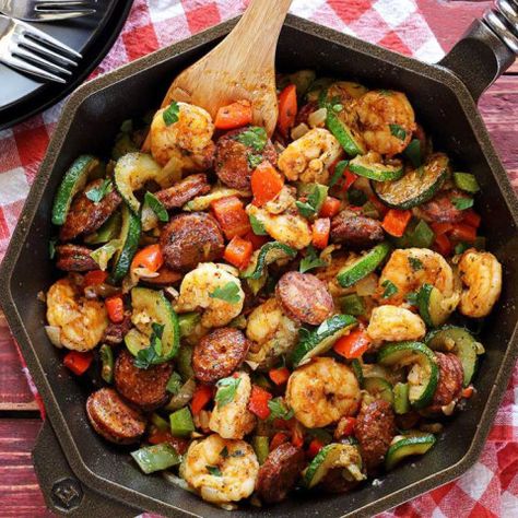 20-Minute Shrimp & Sausage Skillet Paleo Meal Recipe Zucchini Sausage, Sausage Shrimp, Shrimp And Sausage, Ketogenic Recipes Dinner, Resep Seafood, Shrimp Sausage, One Skillet Meals, Unique Vegetables, Resep Diet