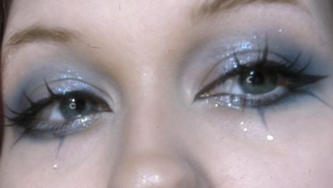 Dark blue makeup inspired by vkei (not vkei makeup!!) And sparkly! Blue Eyeshadow Halloween, Frosted Eyeshadow 90s, Dark Angel Makeup Looks Halloween, Cool Toned Eyeshadow Looks, Blue Gold Makeup, Dark Blue Makeup, Blue Make Up, Makeup Ideas For Blue Eyes, Melanie Martinez Makeup