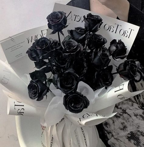 Wallpaper Mawar, Black Rose Bouquet, Bouquet Aesthetic, Black Bouquet, Photo Widget, Aesthetic Roses, Deco Nature, Rosé Aesthetic, Black Roses