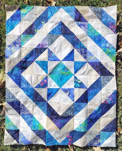 How to Make A Half Square Triangle Charm Square Quilt - Inspired Quilting by Lea Louise Half Square Triangle Quilts Pattern Charm Pack, Half Square Quilt Patterns, Half Square Triangle Quilts Ideas Layout, Half Square Triangle Quilts Pattern Free, Half Triangle Quilt Patterns, Half Square Triangle Quilts Ideas, Charm Square Quilt Patterns Free, Charm Pack Quilt Patterns Free, Half Square Triangle Blocks