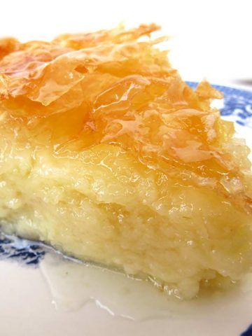 Galaktoboureko Recipe, Bougatsa Recipe, Balkan Food, Greek Recipes Dessert, Custard Pie Recipe, Greek Pastries, Honey Pie, Greek Sweets, Honey Cookies