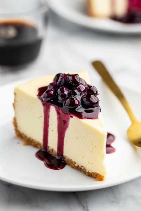 A quick and delicious homemade blueberry sauce that's perfect for topping cheesecakes, pancakes, ice cream and so much more.  #cheesecake #blueberry #dessert Recipe With Graham Cracker Crust, Gooey Desserts, Blueberry Sauce Recipe, Slice Of Cheesecake, Cheesecake Base, Cheese Cake Recipe, Graham Cracker Crust Recipe, Graham Cracker Recipes, Cheesecake Toppings