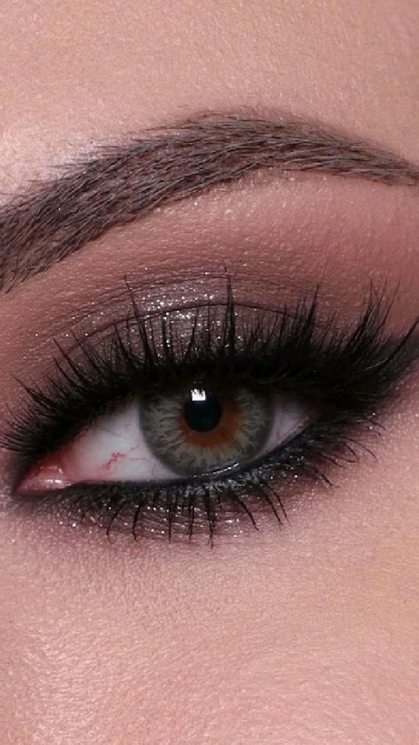 Brown Smokey Eye Makeup Tutorial, Makeup Tutorial Wedding, Trucco Smokey Eye, Eye Makeup Smokey, Wedding Makeup Natural, Smokey Eye Makeup Steps, Gorgeous Eye Makeup, Brown Smokey Eye Makeup, Makeup Douyin