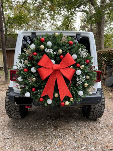 All hand mand, products from hobby lobby! Wrangler Christmas Decorations, Jeep Christmas Wreath, Jeep Wrangler Christmas Wreath, Jeep Tire Decorations, Christmas Decorations For Jeep Wrangler, Holiday Jeep Decorations, Jeep Decorated For Christmas, Christmas Jeep Tire, Jeep Tire Christmas Decorations