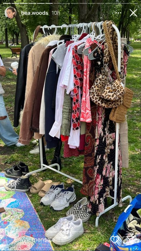 Second Hand Clothing Store Ideas, Carboot Sale Display Ideas, Vintage Pop Up Shop Display, Yard Sale Aesthetic, Clothing Store Photoshoot Ideas, Garage Sale Set Up Ideas, Garage Sale Aesthetic, Vintage Clothing Booth, Flea Market Clothes