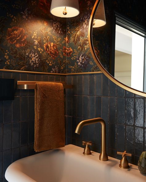 In San Francisco’s Noe Valley, Form + Field Reimagines an Edwardian Grande Dame - 1stDibs Introspective Half Bath Ideas Modern, Mid Century Eclectic Bathroom, Bar Bathroom Ideas, Half Bath Ideas, Fun Bathrooms, Moody Powder Room, Small Bathroom Ideas Remodel, Moody Bathroom, Bold Bathroom