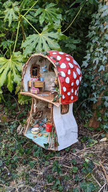 Fairy House Dollhouse, Diy Diorama Ideas, Gifts For Kids Who Have Everything, Mouse House Diy, Woodland Dollhouse, Diy Mushroom House, Mushroom Greenhouse, Mushroom Dollhouse, Fairy Doll House