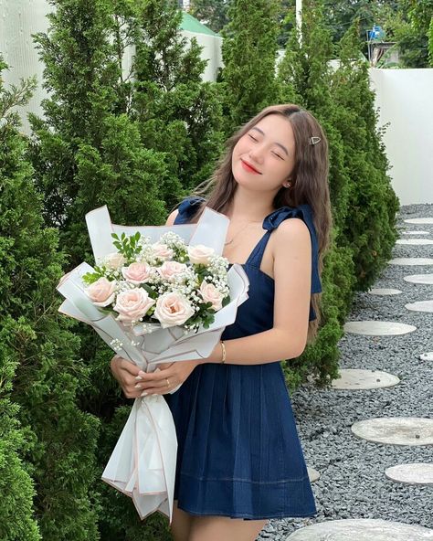 How To Pose With Bouquet, Bouquet Of Flowers Pose Ideas, Pics With Bouquet Of Flowers, Pictures With Bouquet Of Flowers, Pose With Flowers Bouquets, Rose Bouquet Photoshoot, Graduation Pictures With Flowers, Photoshoot With Bouquet, Birthday Photoshoot Flowers