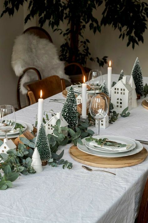 Decoration Christmas Table, Christmas Table Settings Ideas Simple, Xmas Table Decorations Ideas, Simple Christmas Table Decor, Simple Christmas Table Settings, Table Christmas Decorations, Simple Christmas Table, Christmas Decorations Table, Table Decorations Christmas