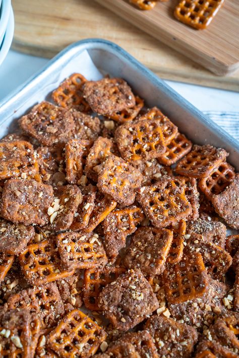 Toffee Butter Pretzels, Sweet N Salty Snack Mixes, Toffee Pretzels With Heath Bits, Square Pretzel Treats, Butter Toffee Pretzels Recipe, Pretzel Charcuterie Board, Pretzel Toffee Recipe, Pretzel Snack Recipes, Butter Toffee Pretzels