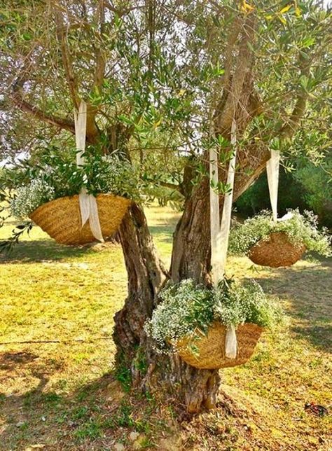 When 40 Cheap Flea Market Things Become Garden Decor Nature, Old Garden Tools, Inner Landscape, Country Wedding Photography, Garden Cart, Backyard Seating, Old Picture Frames, Garden Decor Items, Garden Whimsy